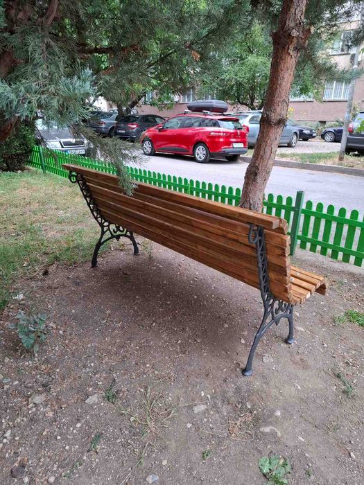 Дървена пейка с чугунени крака