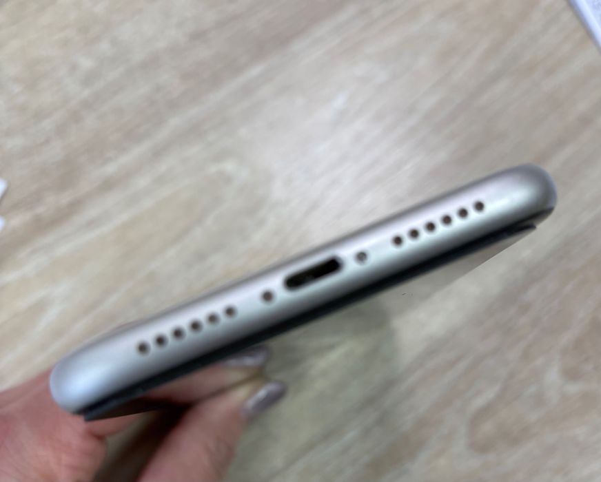 Продавам iPhone 11