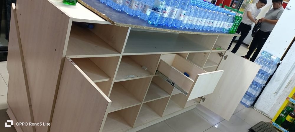 Продается стол-полка,  витринный