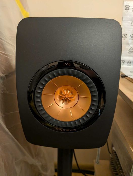 Комплект качествена аудио система колони, стойки и субуфер KEF