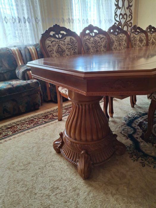 Комод с цветами, стол 12 стулями
