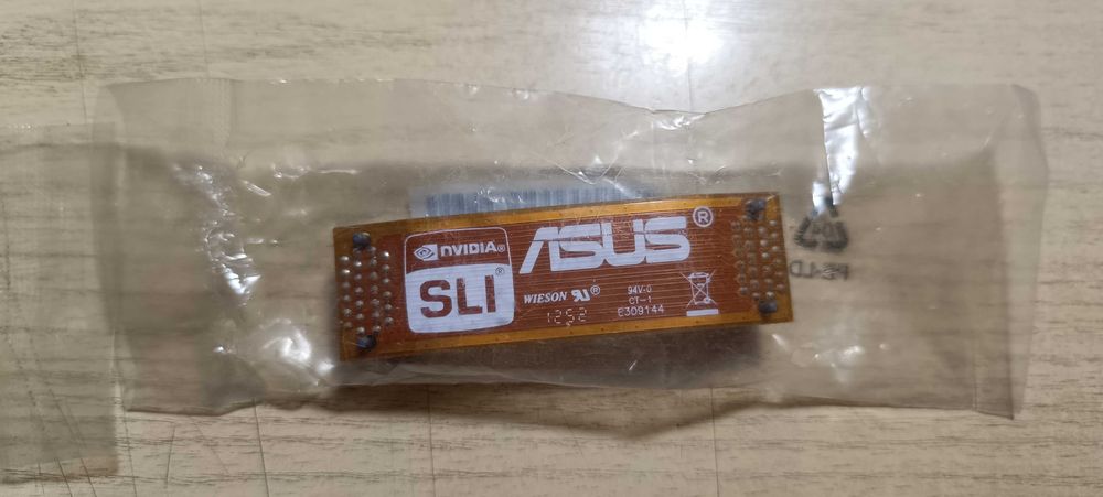 Мост NVIDIA производства ASUS,  для соединения двух видеокарт.