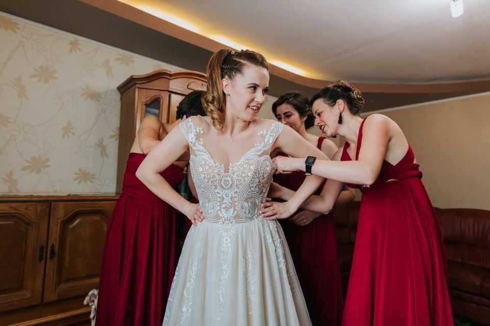Vand rochie de mireasă din dantela "Cameron by Eva Lendel"