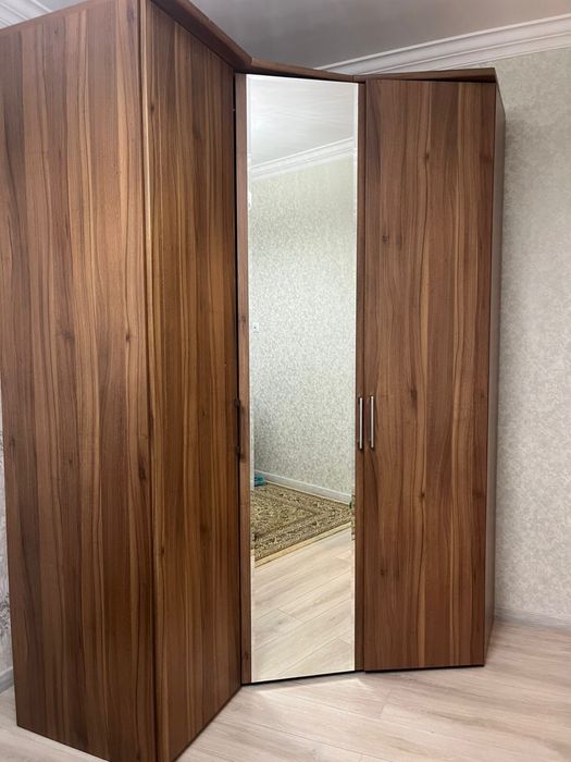 Шкаф угловой с зеркалом