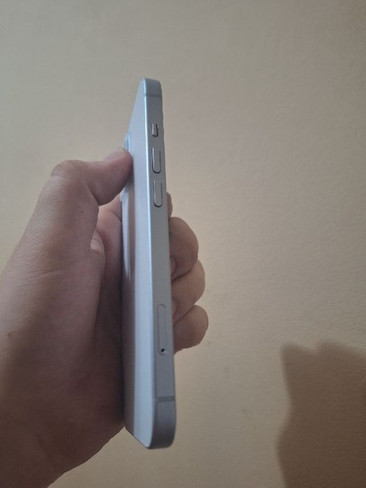 В продаже Iphone 15 6/128 белый