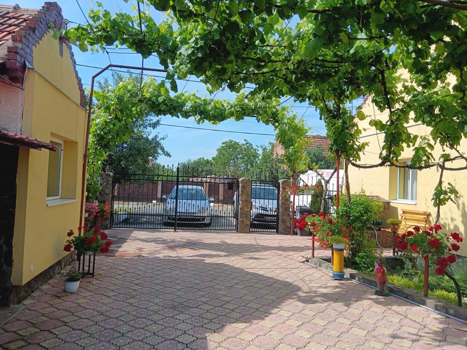 Vând casă complet mobilată