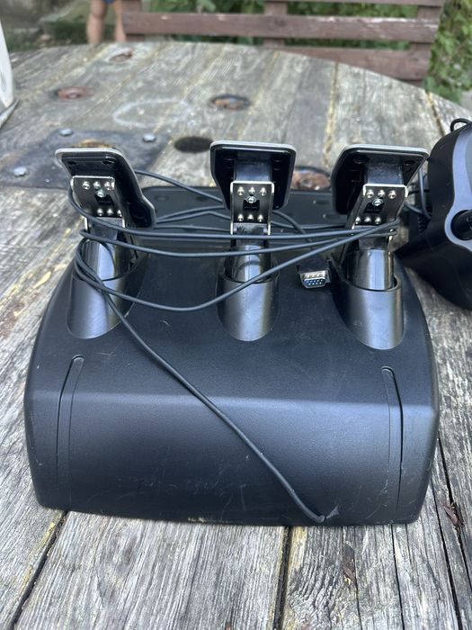 Шифтър Logitech и педали / скоростен лост и педали