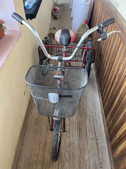 Tricicleta 24", 3 roti, cu cos de cumparaturi, rosie