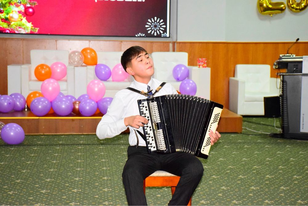 Баянист,әнші,халық әндері .