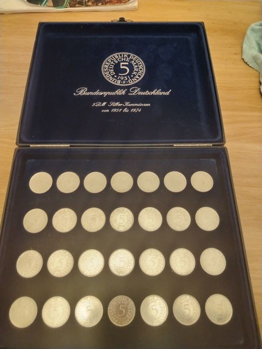 O colecție de monede din Argint