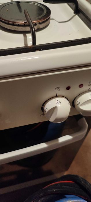 Продавам готварска печка на ток и газ+газова бутилка