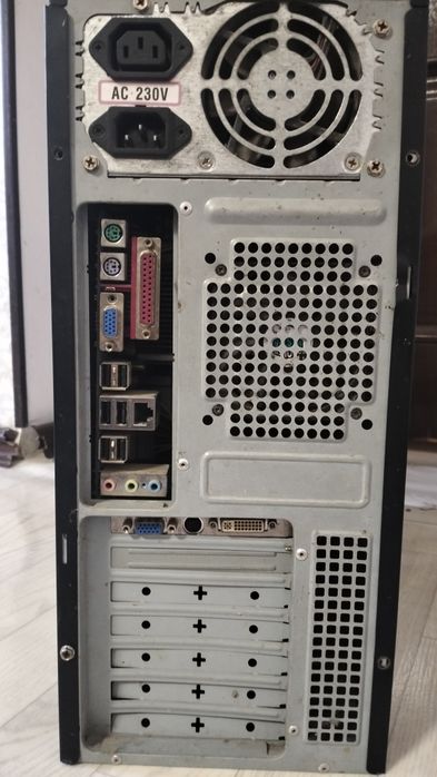 Старый компьютер Intel Pentium 4