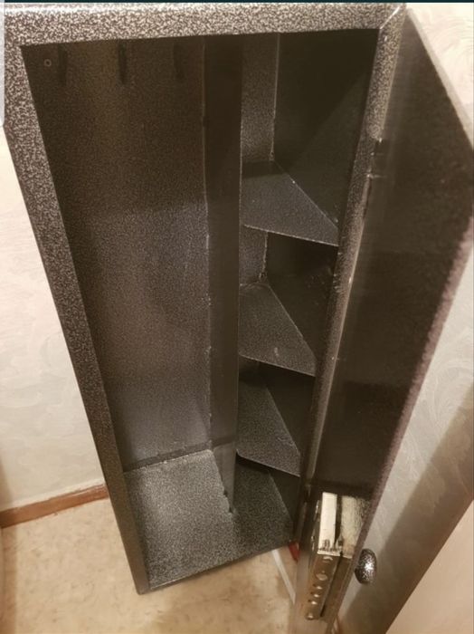 Продаётся металлический(оружейный) сейф