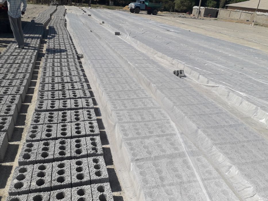 Shlakablok 1800 sòm sifat oʻrtacha narx  kaŕtaga va naqt to'lovga .