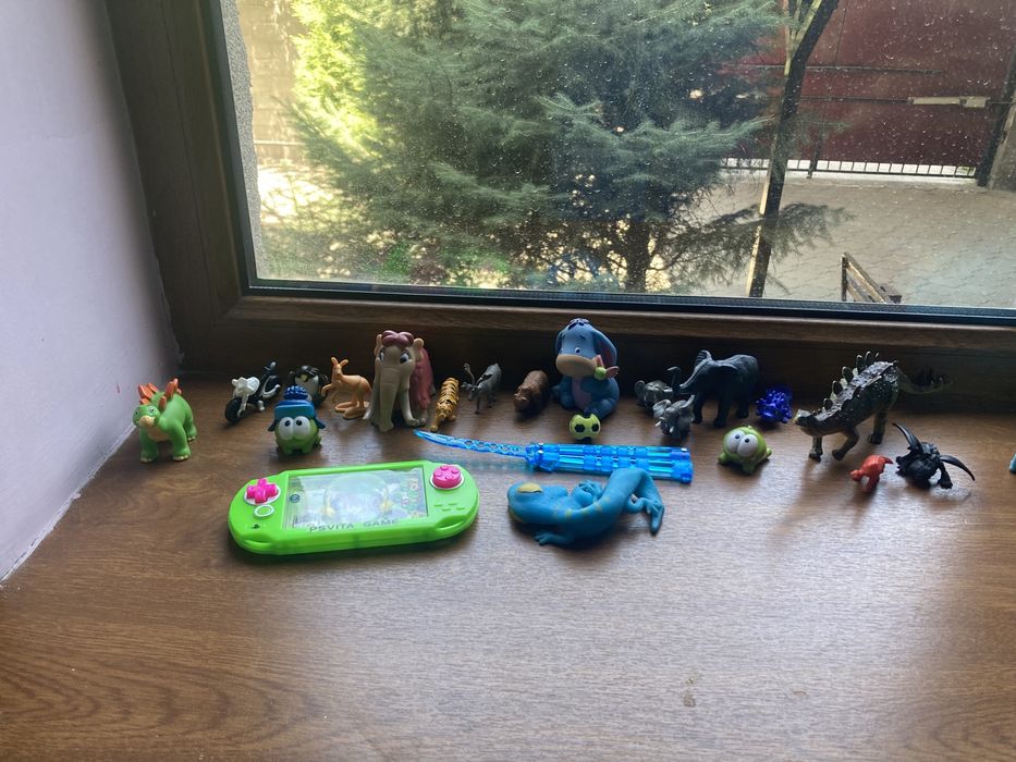 Игрушки много