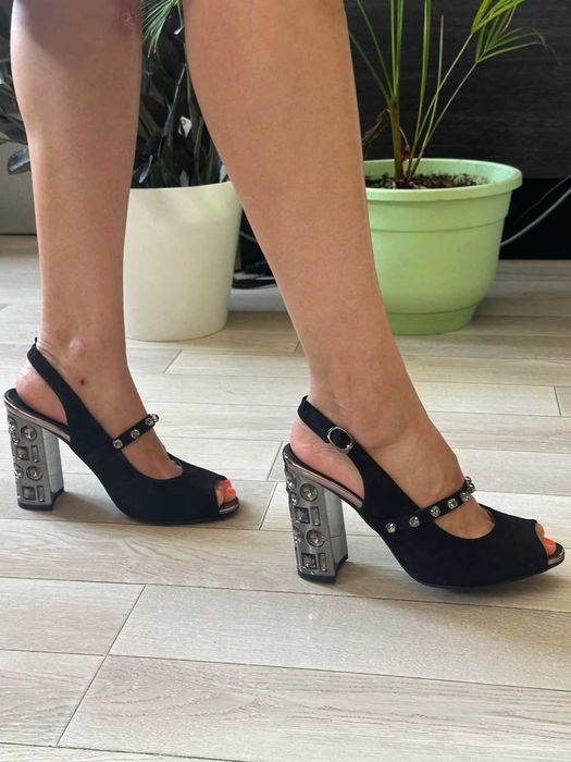 Продам босоножки новые, надела только в офисе оказались маленькие 36р.