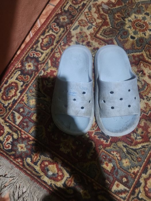 Papuci frumoși și sunt cu pedale și ghidon cu schimbător de viteze