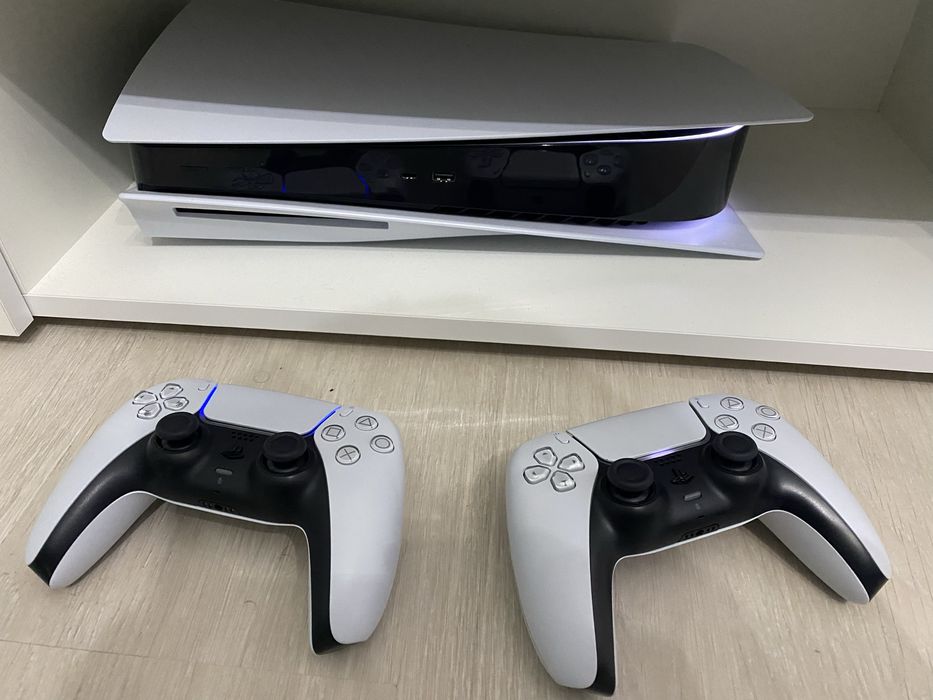 Ps5 cu 2 controllere