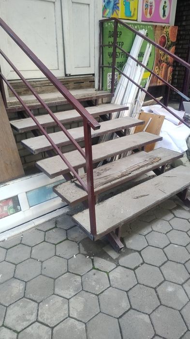 Металлическая лестница с перилами