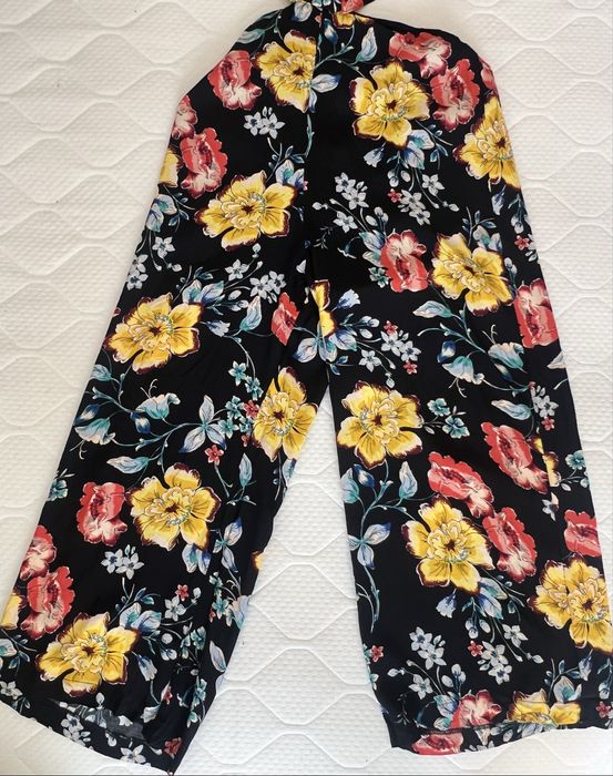 Compleu din pantaloni si top fara maneci, subtire, elegant, print floral deosebit de la Bershka, M