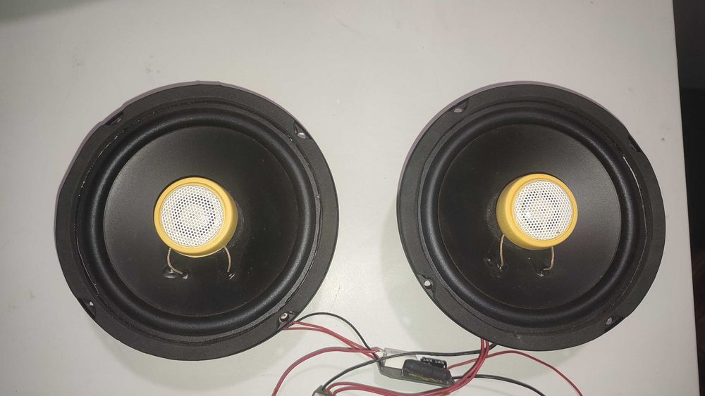 Чифт високоговорители