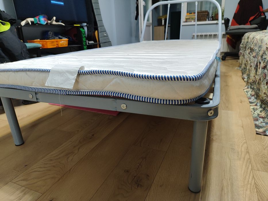 Кровать с матрасом