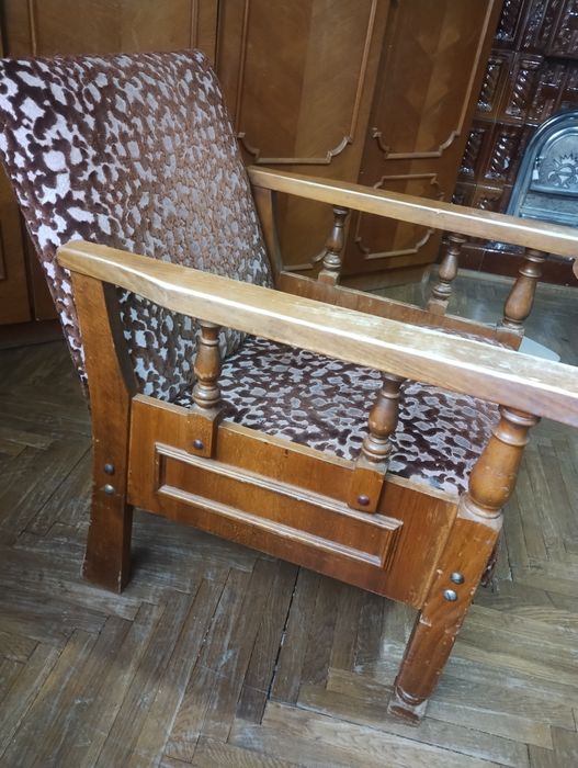 Canapea extensibilă cu ladă de depozitare și fotoliu din lemn masiv