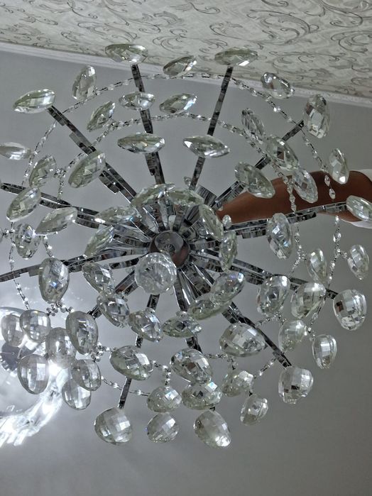 Люстра в хорошем состоянии