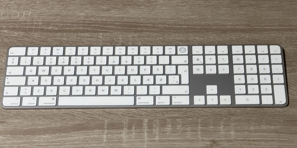 Tastatura Apple Magic Keyboard cu Touch ID si Numeric Keypad Alba