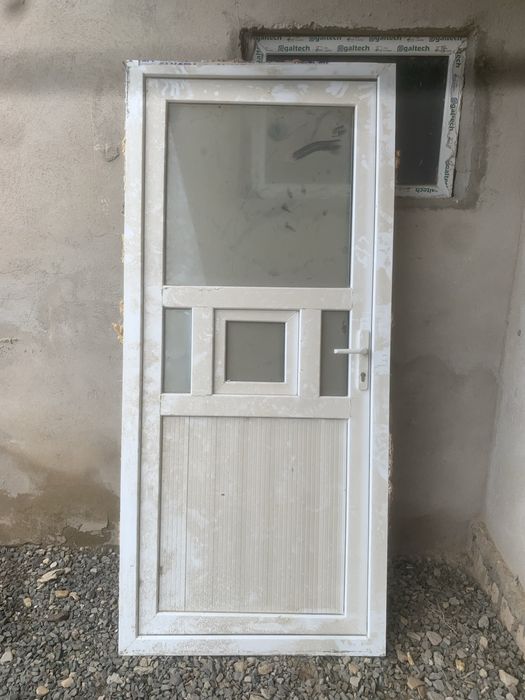 Пластиковая дверь