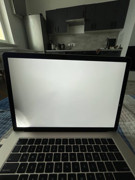 Macbook Air 15 m3 16/256gb