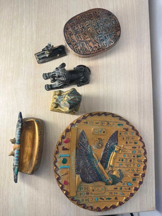 Lot 6 decorațiuni Egipt Antic – placă hieroglife, scarabeu, Anubis, faraon, sfinx