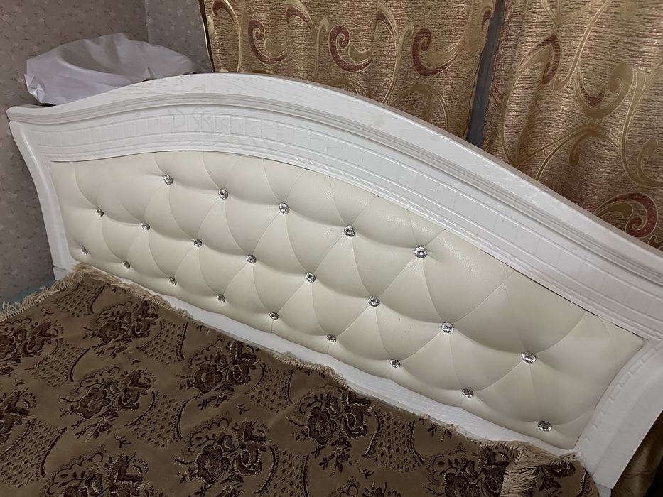 Двуспальная кровать