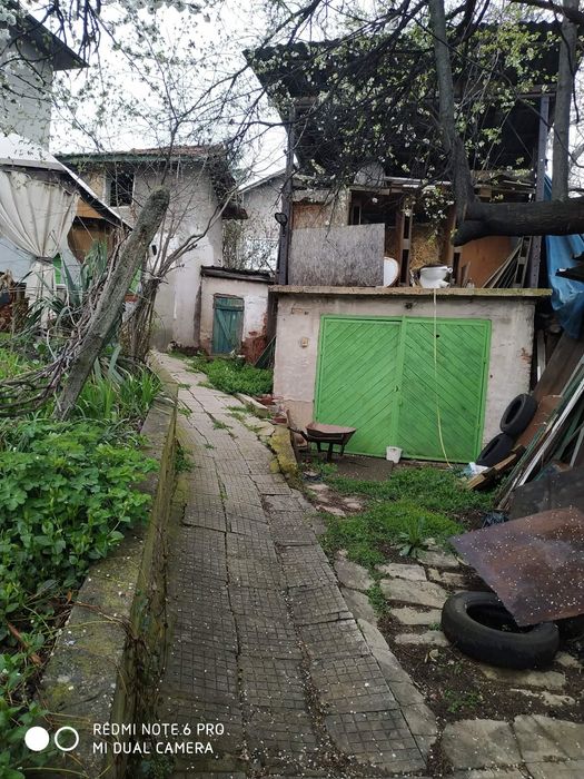 Парцел с стара къща и гараж