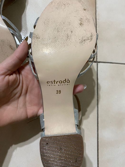 Сребристи сандали на ток Estrada