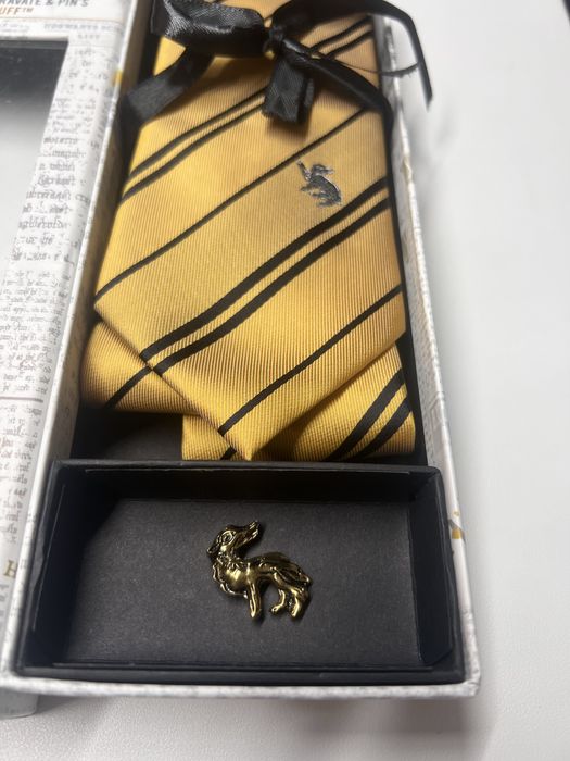 Cravata si pin Hufflepuff - Harry Potter