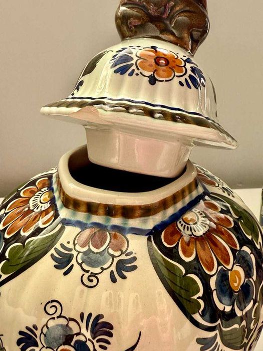 Две вази / урни Royal Delft Polychrome