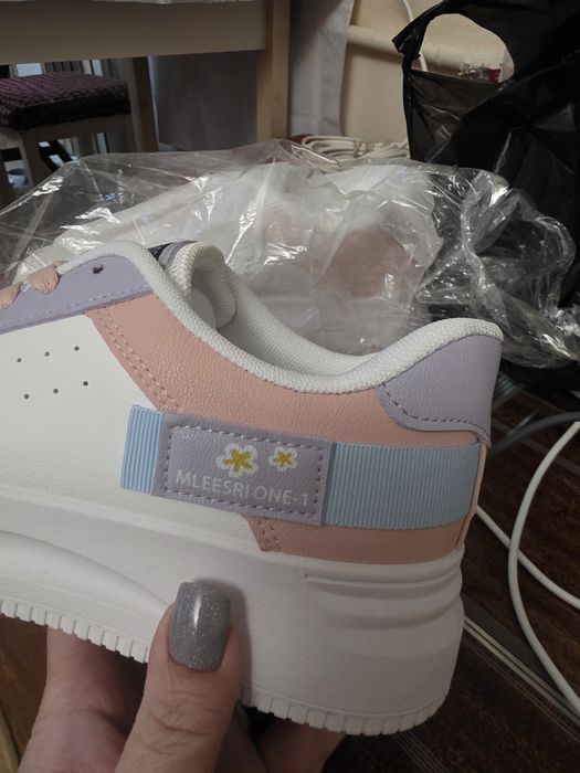 Продам кроссовки