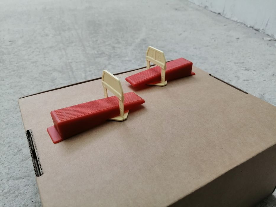 Фиксатори за плочки клинове