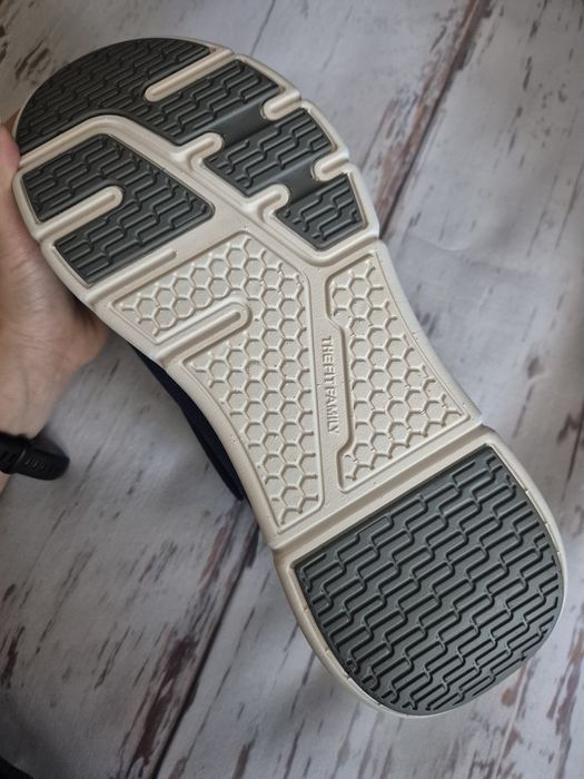 Фирменные кроссовки