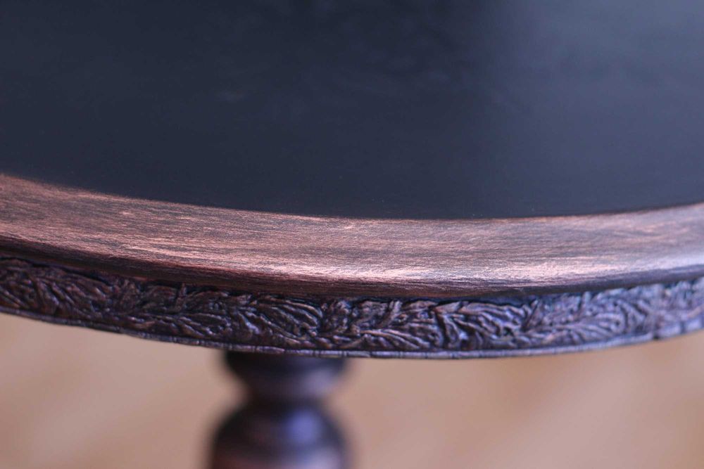 masuță elegantă, pe un picior, cu ornamente handmade