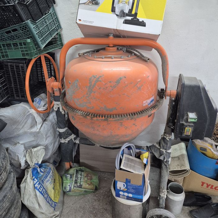 Бетономешалка желтая