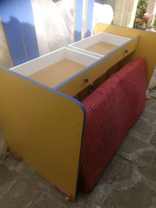 Детско креватче запазено с четири чекмеджета !