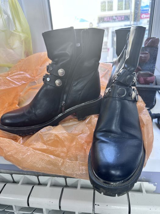 Продам осению обувь