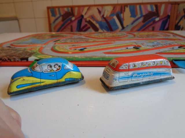 Valize vechi de epoca ,jucarie  copii circuit curse  veche,de colectie