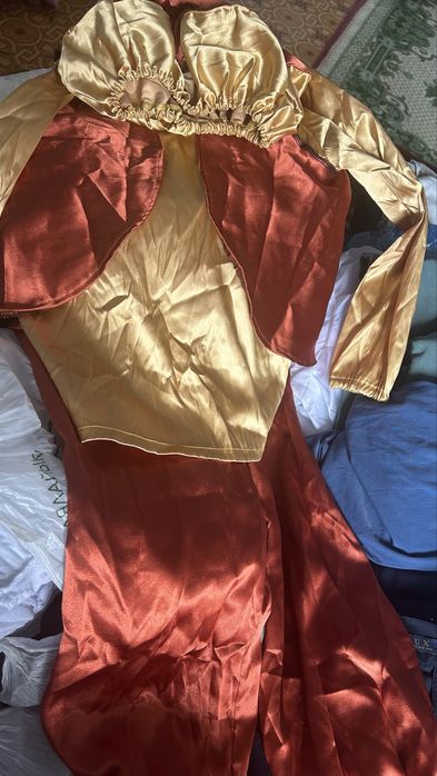 Қыздар улдар мерекелік киімдер сатылады