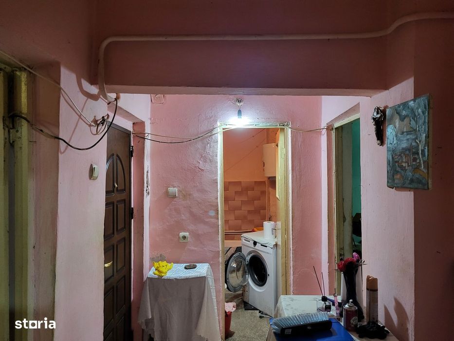 Apartament 3 camere, parter, cu balcon. Necesita renovare completa.
