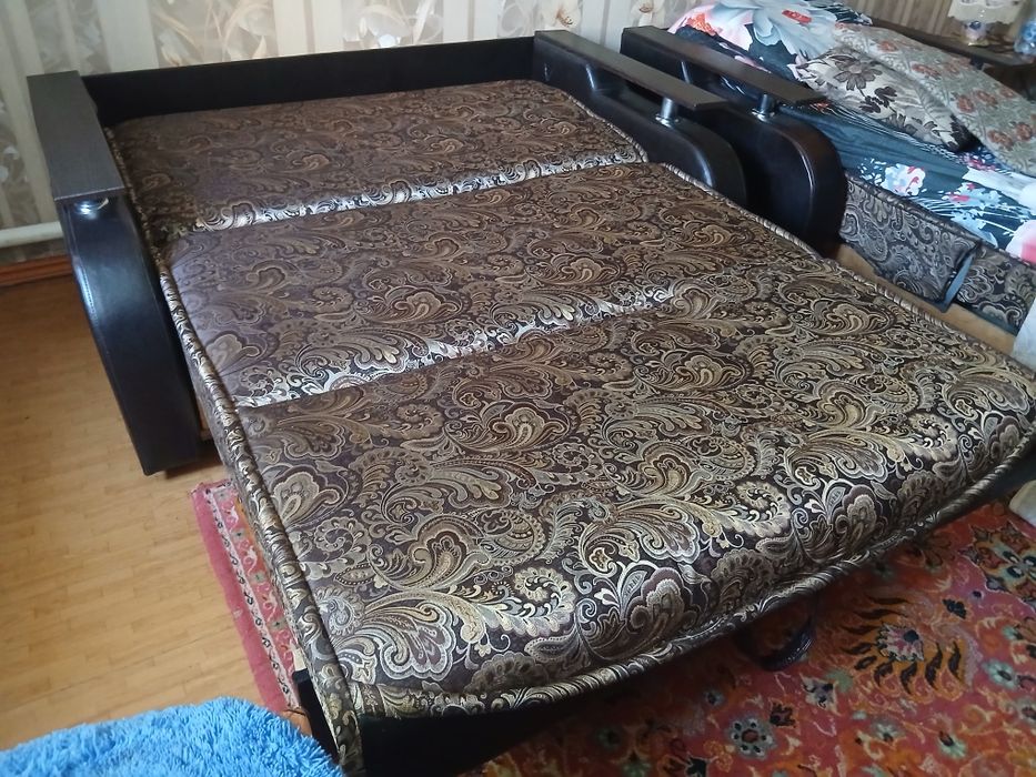 Продам маленький раскладной диван.