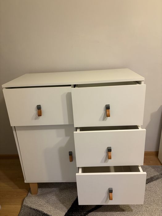 Comodă, albă, muchii ABS, cu mânere de piele naturală