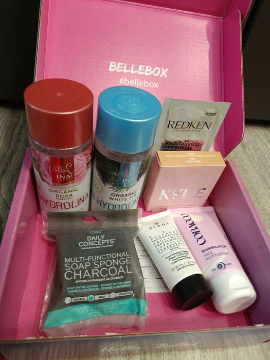 Кутия с нови козметични продукти